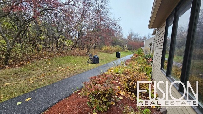 Building Photo - Bright, Spacious End-Unit Townhome in Premier South Burlington Neighborhood AVAILABLE NOW!