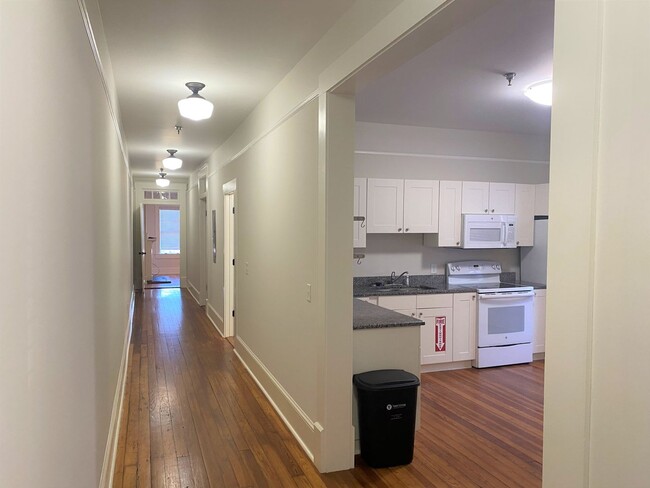 Building Photo - Two Bedroom Apartment On Tattnall Square Park