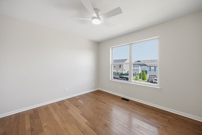 Building Photo - 3261 5 Oaks Dr