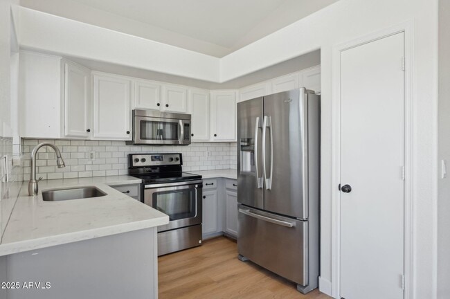 Building Photo - 2131 S Peppertree Dr