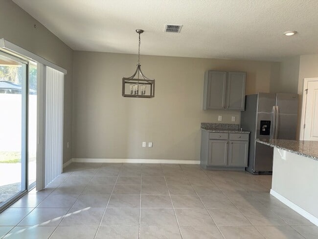 Building Photo - Grab this 4 bedroom home today!
