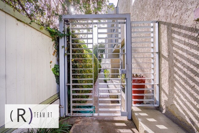 Building Photo - Gorgeous townhouse in a quiet 6-unit gated complex