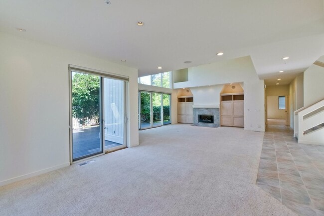 Building Photo - Large 3,767 sqft home on a 10,000 sqft lot- 2 bed located on 1st floor w/ separate entrance - Top...
