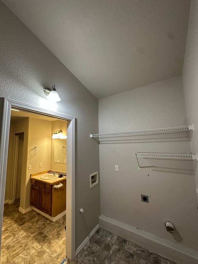 Building Photo - 245 NW Tumalo Ave