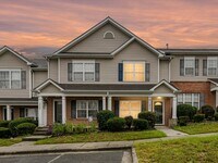 Building Photo - Spacious Townhome!