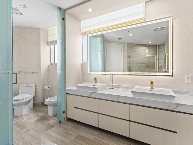 Building Photo - 1300 Brickell Bay Dr