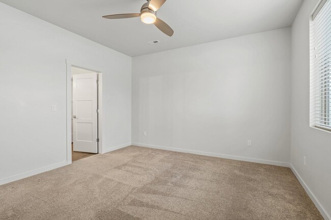 Building Photo - CDA Place Neighborhood- upgraded 3 bed 2 b...