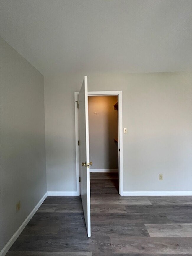 Building Photo - Alcoa City Schools  2 bedroom 2 bath call ...