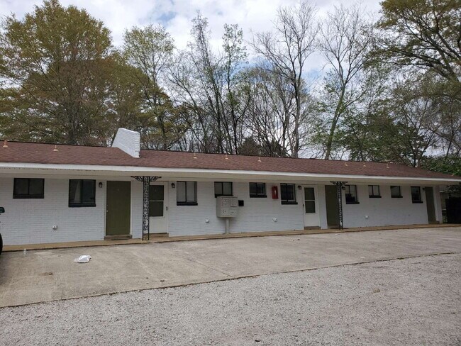 Building Photo - "Charming Studio Retreat with Full Bath in...