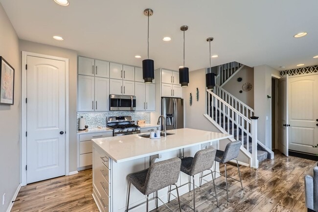 Building Photo - Charming 3 Bedroom