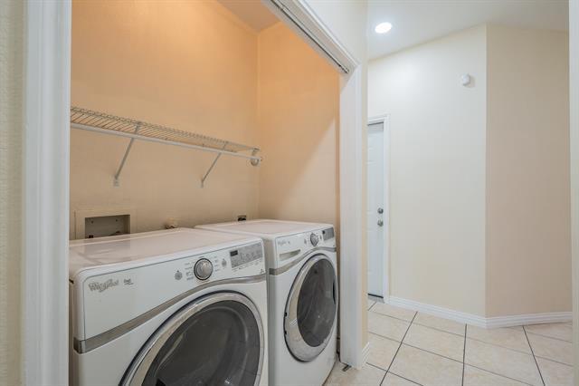 Building Photo - 8932 Sunny Hollow Dr