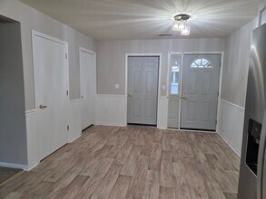Building Photo - 883 E Loos St