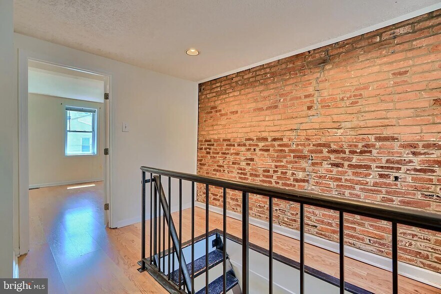 Second level landing - 2316 Cambridge St