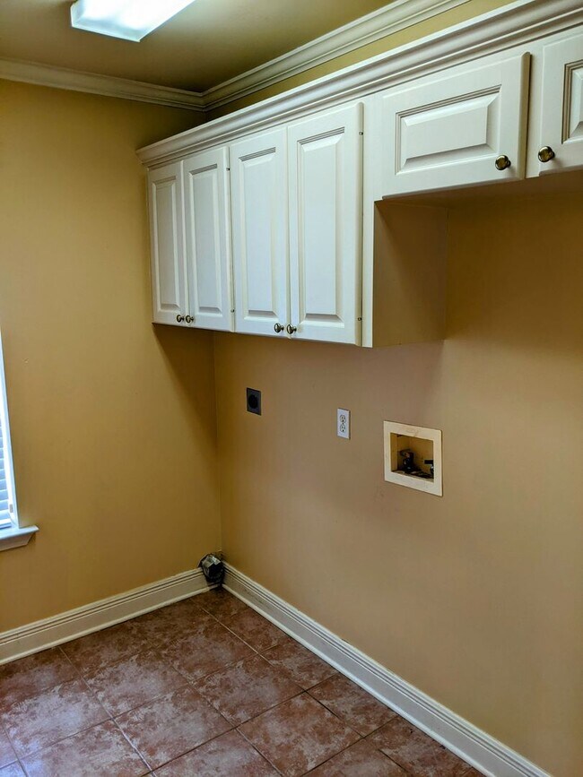 Building Photo - Spacious 3/2 home in a Convenient Location!