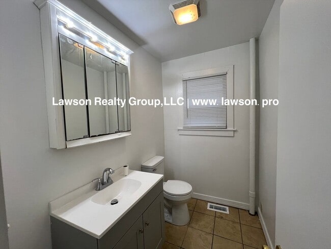 Building Photo - 1208 Chapman Ave SW