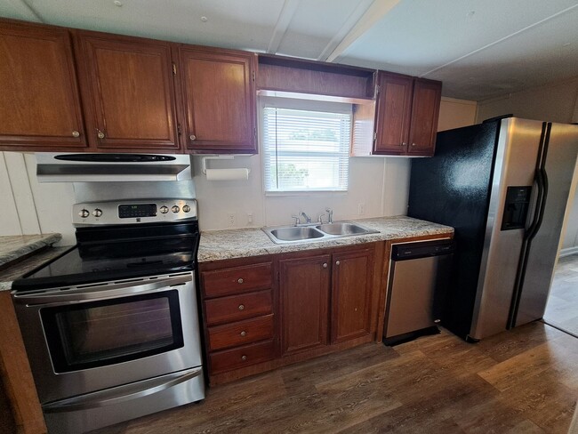 Building Photo - Remodeled 2BR/2BA mobile home off Pine For...