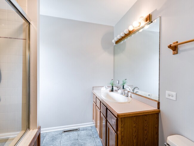 Building Photo - 325 Loomis St