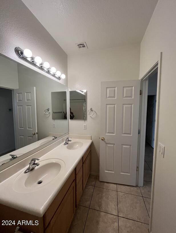 Building Photo - 4135 E Bellerive Dr