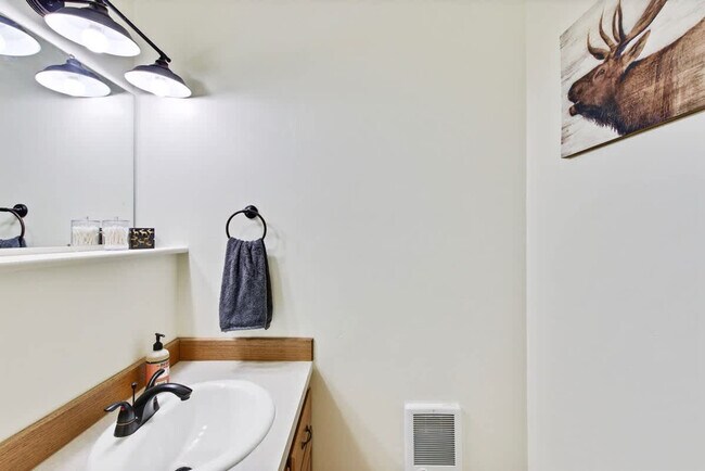 Building Photo - 1496 Pine Ridge Dr