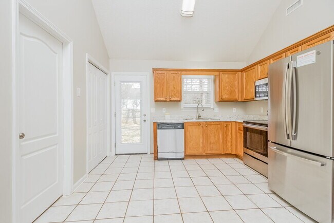 Building Photo - 1012 7 Oaks Blvd