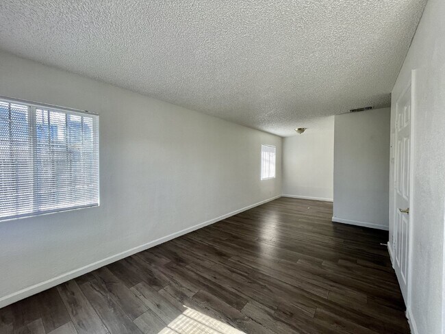 Building Photo - Single story 1 bedroom 1 bath condo availa...