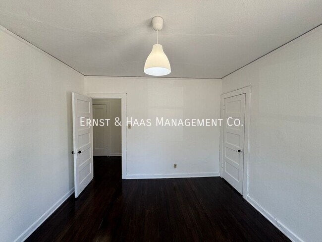 Building Photo - 528.5 N Kenmore Ave