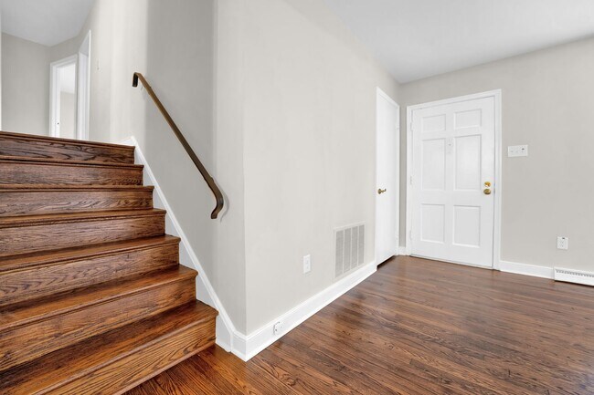 Building Photo - Beautiful Renovated 4 Bedroom 2.5 Bathroom Home for Rent!