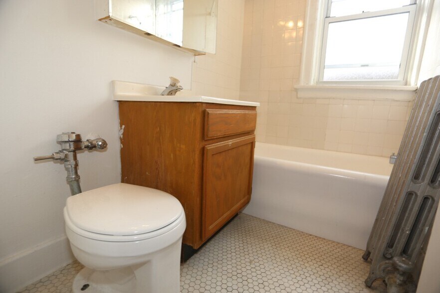 Building Photo - 716 W Belmont Ave