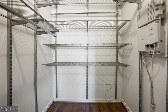 Building Photo - 1721 Queens Ln