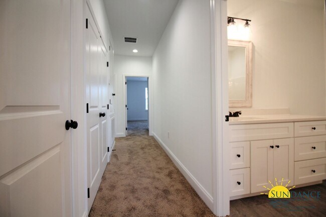 Building Photo - Gorgeous Townhome, near Ferry Park in Fort...
