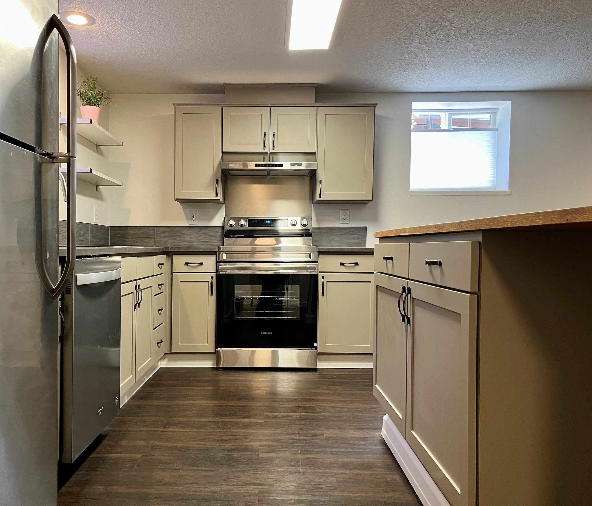 Building Photo - 4415 SE Hawthorne Blvd