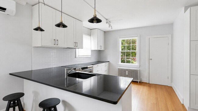 Building Photo - Heart of Woodland Heights just blocks from JRPS, Renovated 2BR / 1.5BA home with gardens