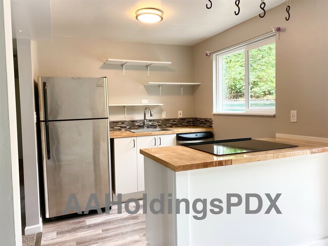 Building Photo - 2312 NE Lombard St