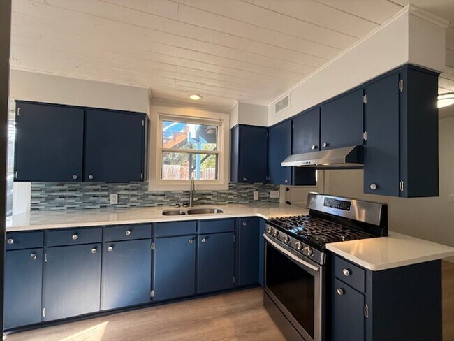 Building Photo - Updated ground floor unit in vintage duple...