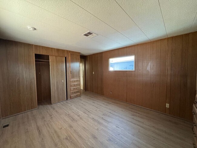 Building Photo - 384 Moser Ave