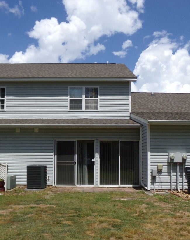 Building Photo - Townhouse in Newport