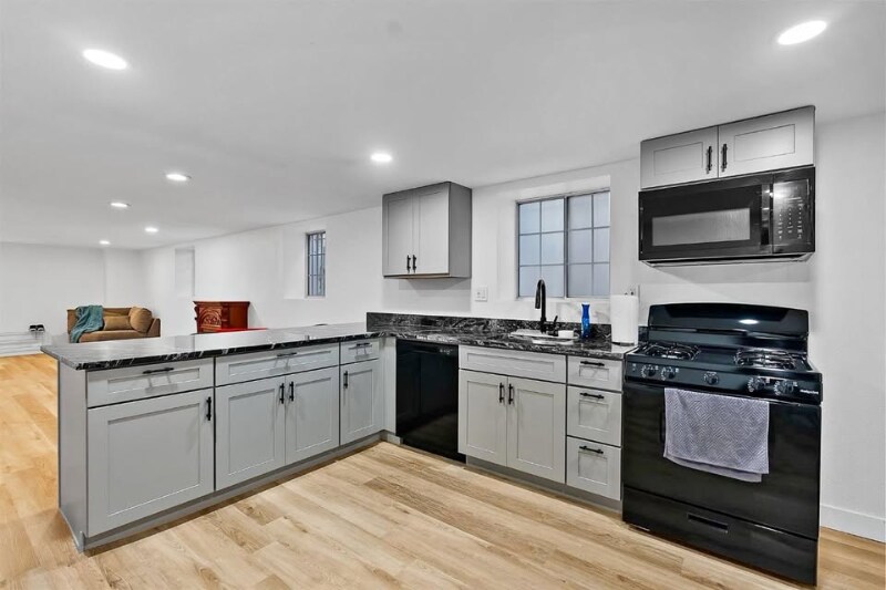 Building Photo - 308 6th St