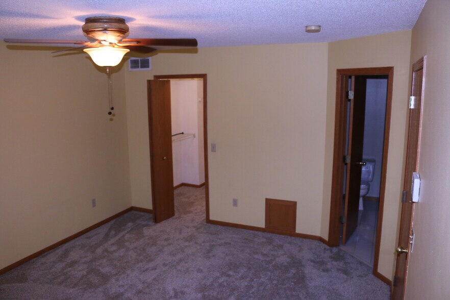 Building Photo - 2696 Mallard Dr