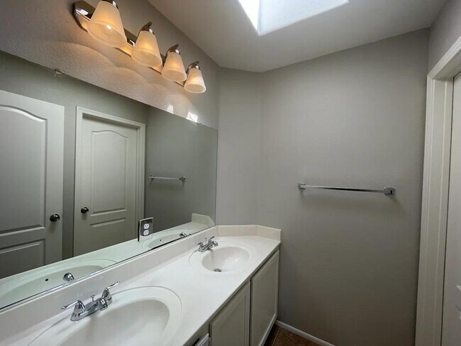 Building Photo - 416 Opal Dr