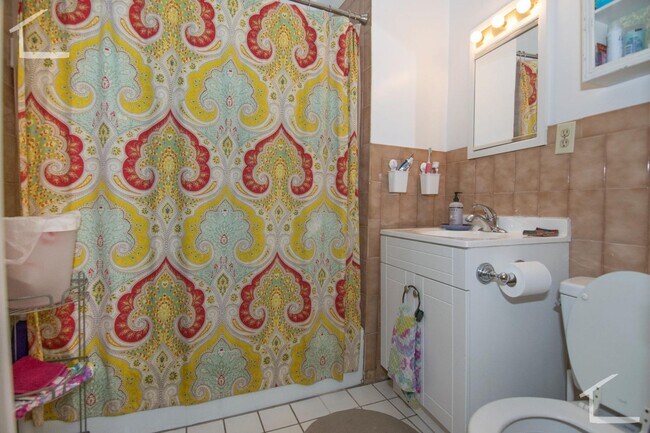 Building Photo - 9/1 No Fee! Quiet rear-facing 2BR in elevator building on Comm Ave!