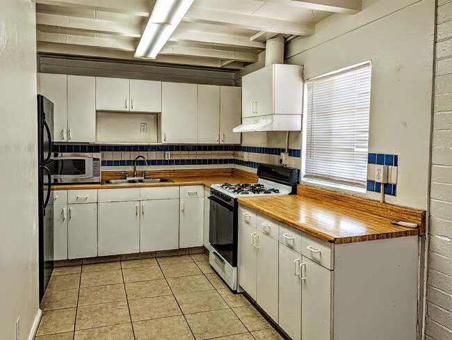 Building Photo - 617 E Knox Dr