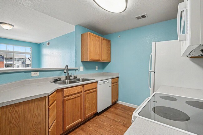 Building Photo - Charming Englewood Condo | 2 Bedrooms, Covered Parking & Community Pool