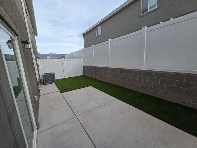 Building Photo - 3127 W 1675 N