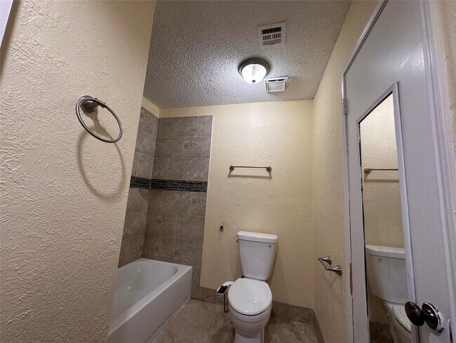 Building Photo - 3230 Meadway Dr