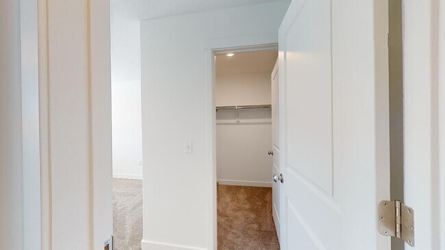 Building Photo - BEAUTIFUL 4-BEDROOM TOWNHOME FOR RENT