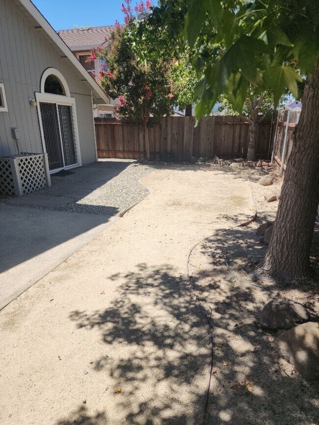 Building Photo - Antelope Single Story, - 3 bedroom, 2 bath - Separate Living Room, Family Room w/fireplace  Low M...