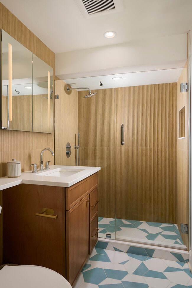 Building Photo - 1320 N La Salle Dr