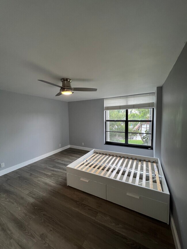 Building Photo - 7 Royal Palm Way