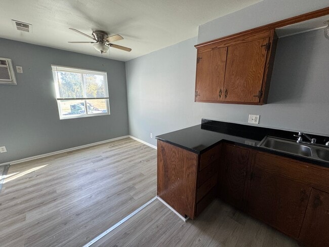 Building Photo - Warren Park 2 Bedroom Apartment with Balcony