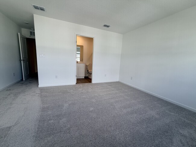 Building Photo - 523 Holly Lks Dr